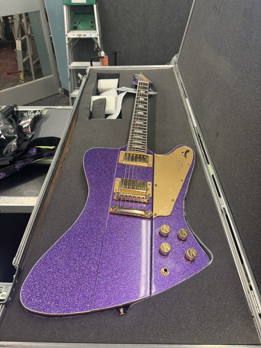 ImanDMD's tweet photo. @troyvanleeuwen hi I’ve been told that someone from queens used to play this guitar. Is that accurate? Big fan! https://t.co/Egm7wAcfr3