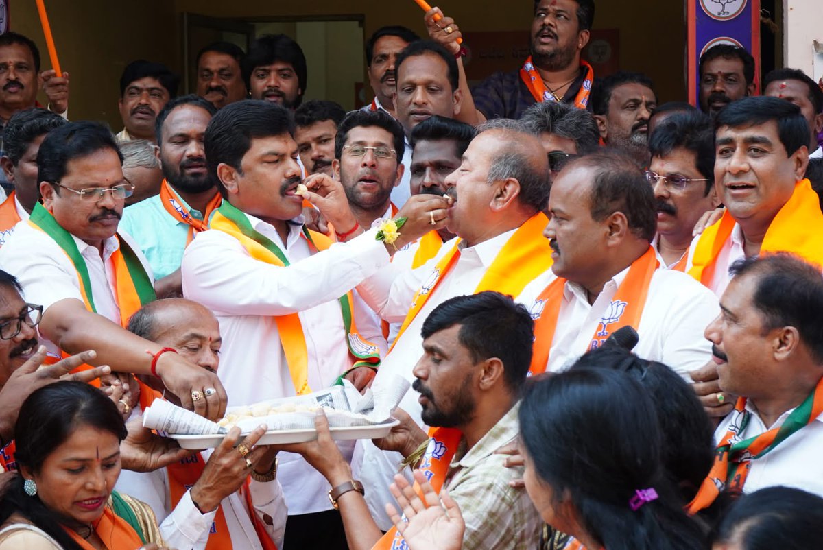 S N Channabasappa (Chenni) (@chennibjp) on Twitter photo ಶಿವಮೊಗ್ಗ ಲೋಕಸಭಾ ಕ್ಷೇತ್ರದ ಸಮಗ್ರ ಅಭಿವೃದ್ಧಿಗೆ ನಿರಂತರವಾಗಿ ಶ್ರಮಿಸುತ್ತಾ, ಜಿಲ್ಲೆಯ ಪ್ರಗತಿಗೆ ಹೊಸ ದಿಕ್ಕು ತೋರಿಸುತ್ತಿರುವ ಜನಪ್ರಿಯ ಸಂಸದರು, ಆತ್ಮೀಯರು ಹಾಗೂ ಯುವ ನೇತಾರರಾದ ಶ್ರೀ ಬಿ.ವೈ. ರಾಘವೇಂದ್ರ ಅವರಿಗೆ ಜನ್ಮದಿನದ ಹಾರ್ದಿಕ ಶುಭಾಶಯಗಳು. 🎉
<a href="/BYRBJP/">B Y Raghavendra</a> ಶಿವಮೊಗ್ಗ ಲೋಕಸಭಾ ಕ್ಷೇತ್ರದ ಸಮಗ್ರ ಅಭಿವೃದ್ಧಿಗೆ ನಿರಂತರವಾಗಿ ಶ್ರಮಿಸುತ್ತಾ, ಜಿಲ್ಲೆಯ ಪ್ರಗತಿಗೆ ಹೊಸ ದಿಕ್ಕು ತೋರಿಸುತ್ತಿರುವ ಜನಪ್ರಿಯ ಸಂಸದರು, ಆತ್ಮೀಯರು ಹಾಗೂ ಯುವ ನೇತಾರರಾದ ಶ್ರೀ ಬಿ.ವೈ. ರಾಘವೇಂದ್ರ ಅವರಿಗೆ ಜನ್ಮದಿನದ ಹಾರ್ದಿಕ ಶುಭಾಶಯಗಳು. 🎉
<a href="/BYRBJP/">B Y Raghavendra</a>