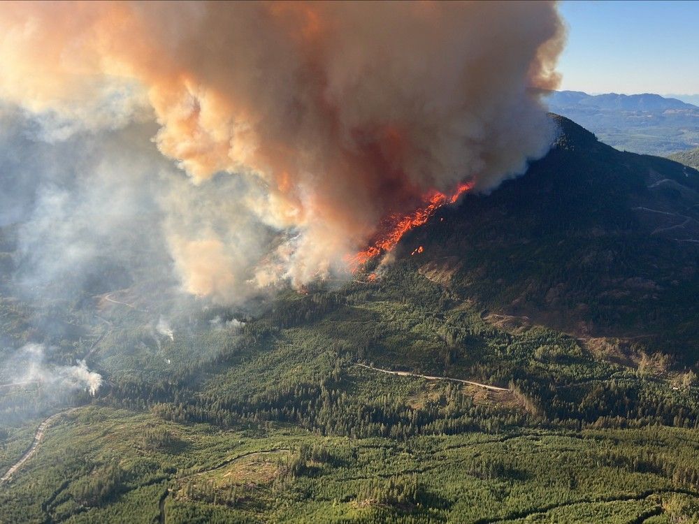 People in Bamfield support each other as wildfire cuts power, main road access theprovince.com/news/rain-calm…