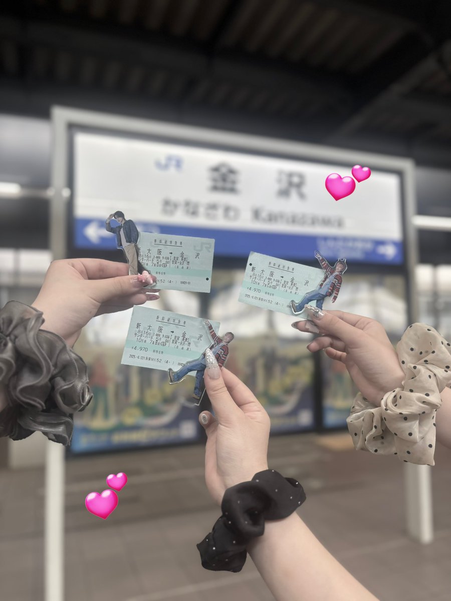 com__mook's tweet photo. \\金沢到着-ッ❕♡//
夏苦手だけど現場あるお陰でハピサマ🎐⟡.*
1公演だけなの寂しい💧だけど
全力で楽しむっぞ〜〜🫱🏻‍🫲🏼💕💕
ゆうたくんのアクスタ指さしててかわいい🫵🏻♩ https://t.co/4xeLJgMuqB