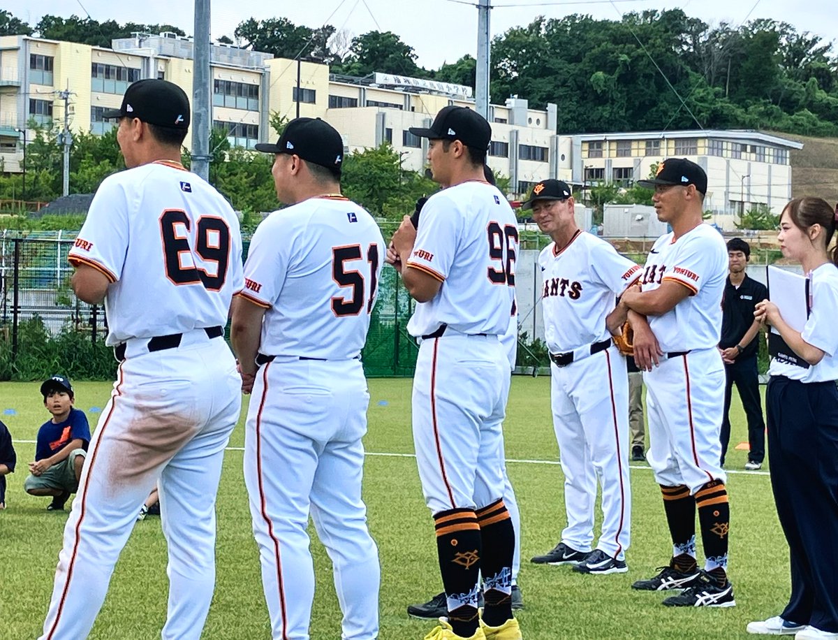 PyonxCafe's tweet photo. 昨日のGタウン(@gtown_stadium)

試合後のアフターゲーム野球教室で、
三塚選手にスイングをみてもらう ☺︎♪

桑田監督はじめ、長野選手や浅野選手など
とっても豪華な先生たちでした！

#巨人 https://t.co/yC13Jbk026