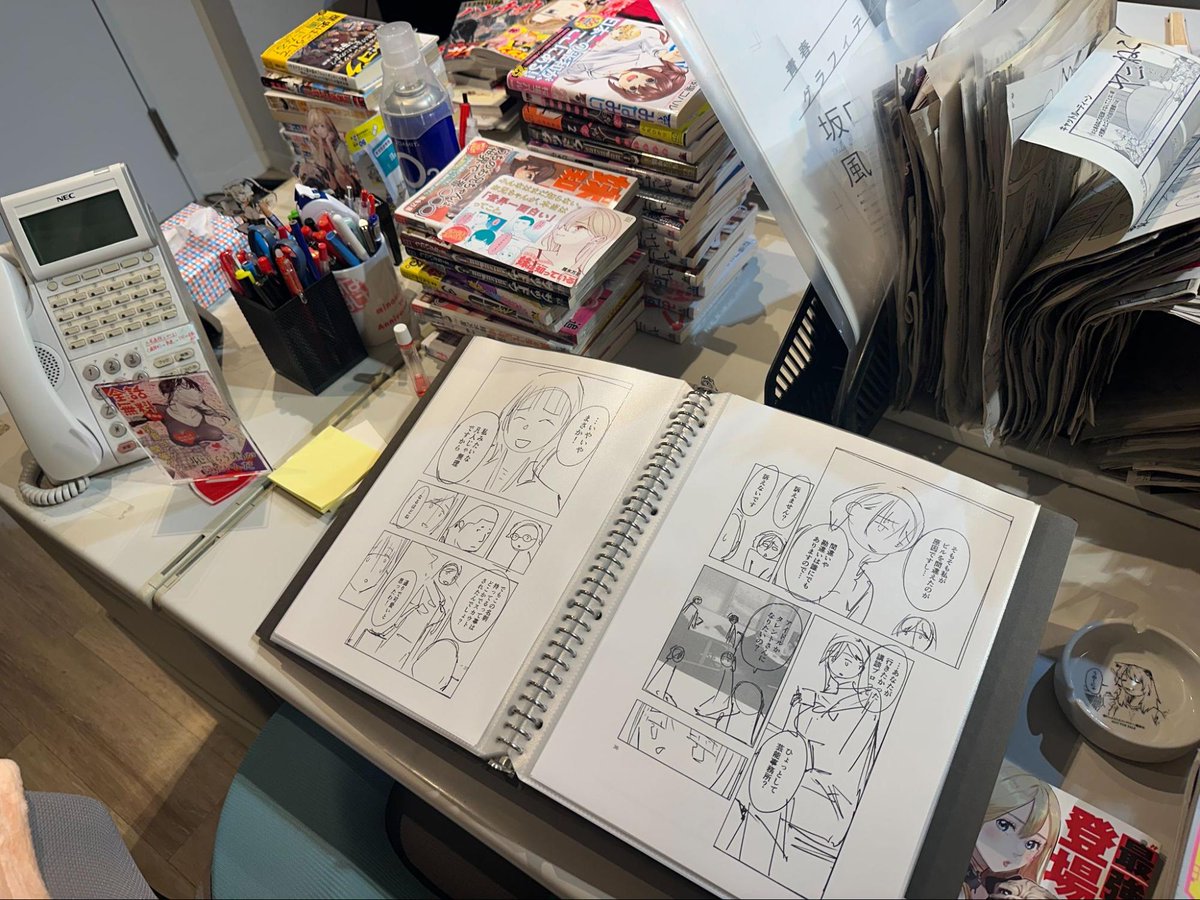 yanmagaweb's tweet photo. 『ヤンマガ編集部転生ブース&amp;押収品の展示』

ヤンマガ編集部員のデスクを再現！？
ネームや原稿、創作のヒントとなる資料など
ここでしか見られない裏側をのぞき見できる👀
さらにヤンマガ編集部にある

激レアグッズたちを押収して陳列👮 https://t.co/nGZieFlY04