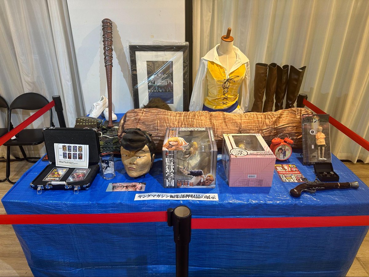 yanmagaweb's tweet photo. 『ヤンマガ編集部転生ブース&amp;押収品の展示』

ヤンマガ編集部員のデスクを再現！？
ネームや原稿、創作のヒントとなる資料など
ここでしか見られない裏側をのぞき見できる👀
さらにヤンマガ編集部にある

激レアグッズたちを押収して陳列👮 https://t.co/nGZieFlY04