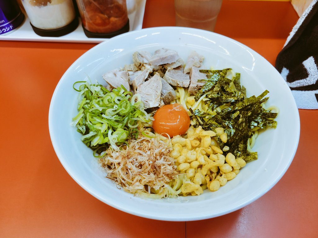 LS84476269's tweet photo. 盆休み3日目の朝🍜

朝営業の限定まぜそば✨

並と小ライス注文です☺

がっつり下から混ぜて食べる😁

あげ玉が良いアクセント⭕

まぜそばだと麺の美味しさ良くわかる様な気がする🤔

味変で神のタレや魚粉など投入🎵

美味しくてあっという間に完食😋

昼からはつけ麺もあるよ💡

#成瀬家 https://t.co/wBJMzXDiSE