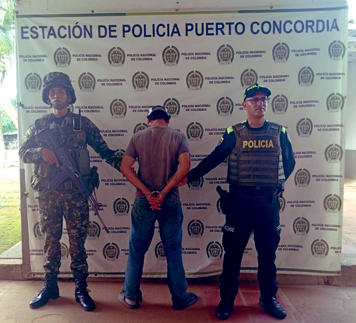 Cuarta División del Ejército Nacional (@ejercito_div4) on Twitter photo 🚨 PÁGINA WEB CUARTA DIVISIÓN
En una operación conjunta entre el <a href="/COL_EJERCITO/">Ejército Nacional de Colombia</a> y la <a href="/PoliciaColombia/">Policía de Colombia</a>, fue capturado en zona rural de Puerto Concordia, #Meta, un individuo requerido por las autoridades judiciales por los presuntos delitos de homicidio agravado y fabricación, 🚨 PÁGINA WEB CUARTA DIVISIÓN
En una operación conjunta entre el <a href="/COL_EJERCITO/">Ejército Nacional de Colombia</a> y la <a href="/PoliciaColombia/">Policía de Colombia</a>, fue capturado en zona rural de Puerto Concordia, #Meta, un individuo requerido por las autoridades judiciales por los presuntos delitos de homicidio agravado y fabricación,
