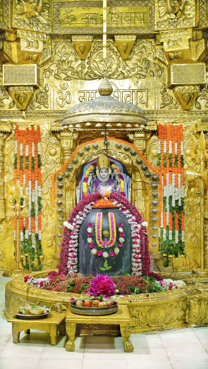 श्री सोमनाथ महादेव मंदिर,
प्रथम ज्योतिर्लिंग - गुजरात (सौराष्ट्र)
दिनांकः 16 अगस्त 2025,श्रावण कृष्ण अष्टमी(श्री कृष्णा जन्मोत्सव) -शनिवार
प्रातः श्रृंगार
08254904
#somnath #mahadev #shivji
#bhakti #somnathlivedarshan #somnathtemple