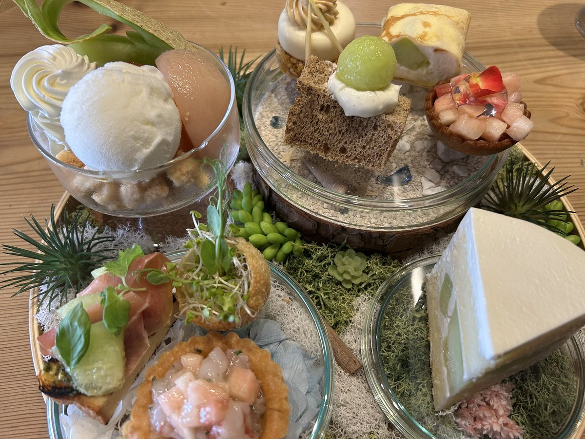 桃とメロンのアフタヌーンティー🍈美味しくて幸せ☺️
