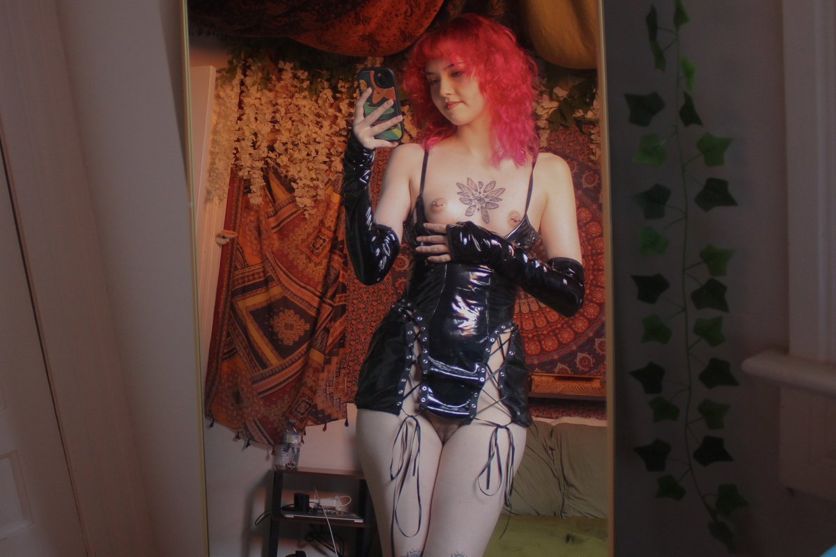 hai guys!! I diy designed and sewed myself a new bag with so so many pockets this week and forgot I didn't schedule posts. Gonna be posting extra this week to make up for it. Or I will immediately forget and start a terraria play-through again or something idk. full set on my OF