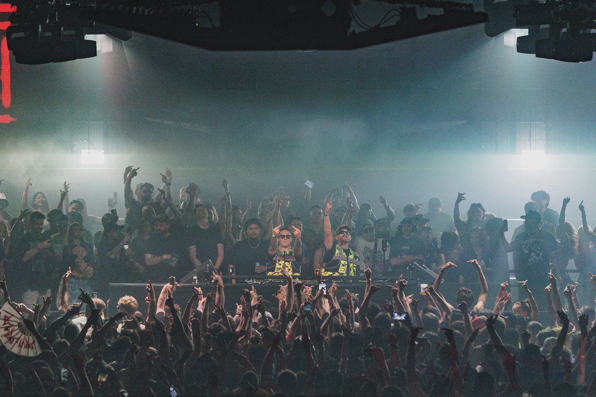 DJ4B's tweet image. The last B2B w/ @FLOSSTRADAMUS looked a little something like this.. can’t wait 4 Dallas tonight