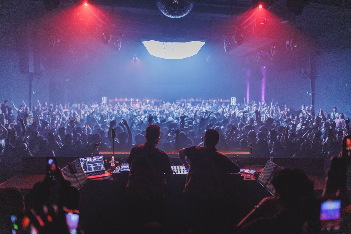 DJ4B's tweet image. The last B2B w/ @FLOSSTRADAMUS looked a little something like this.. can’t wait 4 Dallas tonight