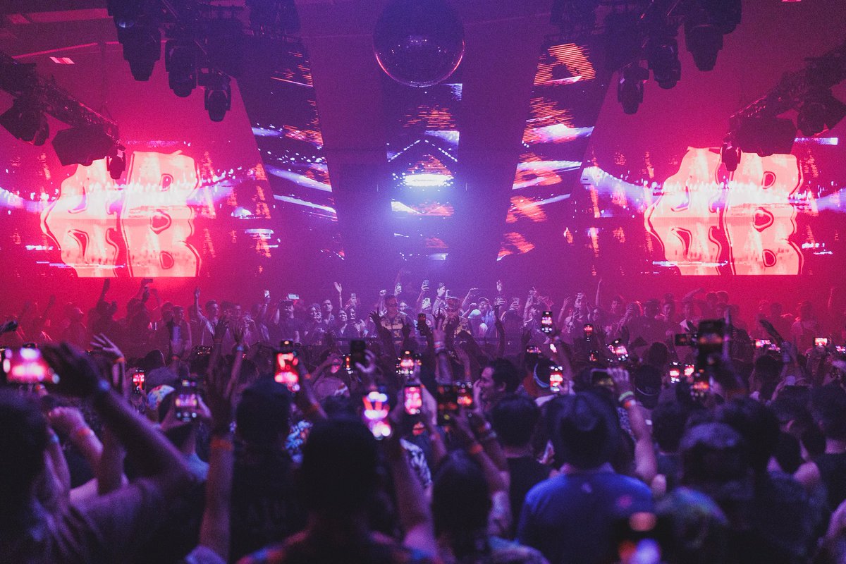 DJ4B's tweet image. The last B2B w/ @FLOSSTRADAMUS looked a little something like this.. can’t wait 4 Dallas tonight