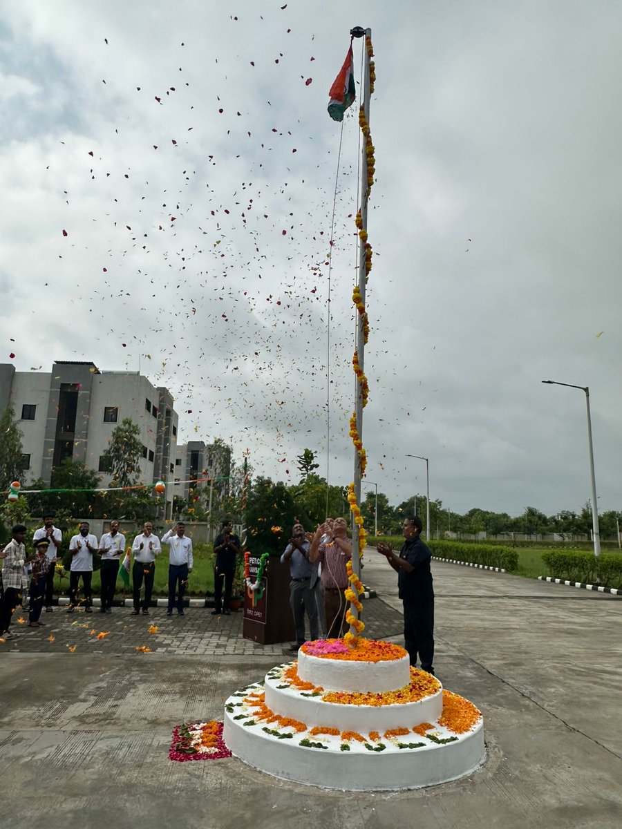 Navsaricsts's tweet photo. CIPET: CSTS - Navsari celebrated the 79th Independence Day on 15th August 2025 with Flag Hoisting and vibrant celebrations, promoting 'Har Ghar Tiranga 2025,' with active participation from officials, staff, and students.

#HarGharTiranga2025 https://t.co/S7pXUvxzyf