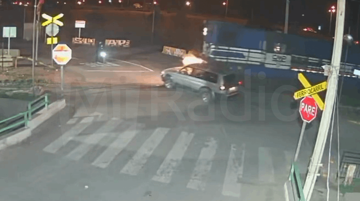 [Video] Conductor de vehículo no respetó disco pare y colisionó con tren en La Serena miradiols.cl/2025/08/15/vid…