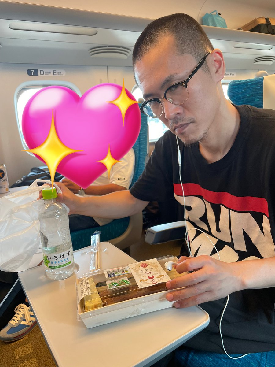 UB_yagi's tweet image. 隣の席のRUNDMCが新幹線楽しんでる！
2色の穴子いってる。只者じゃない。