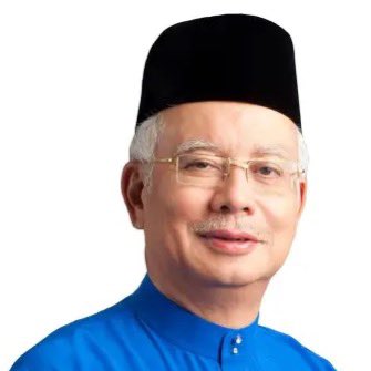 SyedAkramin's tweet photo. PAKCIK KEPALA BATAS
- Tak sengaja silap pasang bendera
- Polis sahkan dia tidak bersalah dan dibebas
- Minta maaf kepada rakyat Malaysia

NAJIB RAZAK
- Curi berbilion duit rakyat Malaysia
- Dihukum penjara
- Tidak pernah minta maaf

Yang mana lebih mencemarkan maruah Malaysia? https://t.co/SoUYO1NNZe