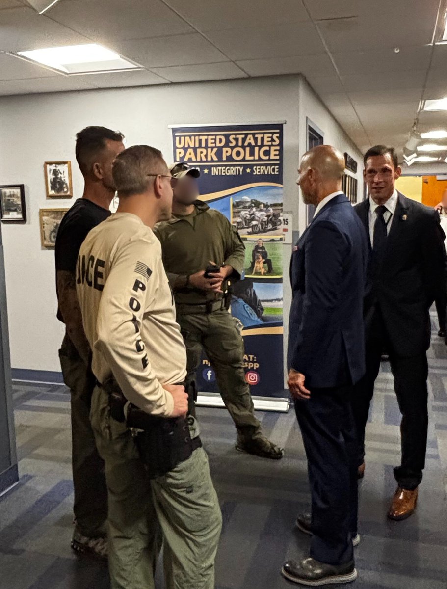 DEAHQ's tweet photo. DEA Administrator Terry Cole meets with #DEA and MPD to offer his support and thanks for their efforts to keep the streets of D.C. safe and reduce violent crime. #MakeDCSafeAgain #OpTakeBackAmerica #GodBlessLE #Partnerships
@WhiteHouse
@TheJusticeDept
@DCPoliceDept https://t.co/uE4xw9vHuj