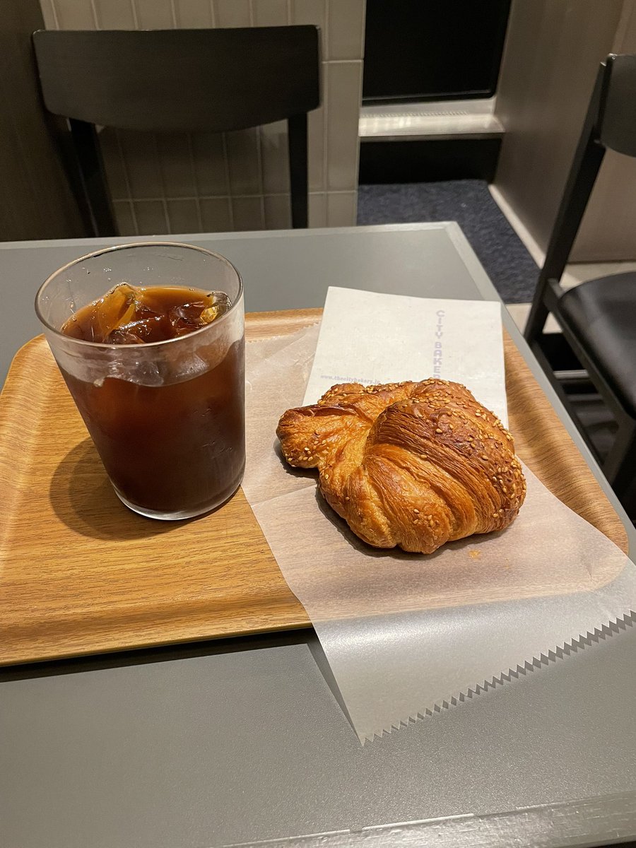 大好きなTHE CITY BAKERYのプレッツェルクロワッサン🥨
カフェやベーカリーのモーニングに行くと、いい1日を過ごせそうな気がする。