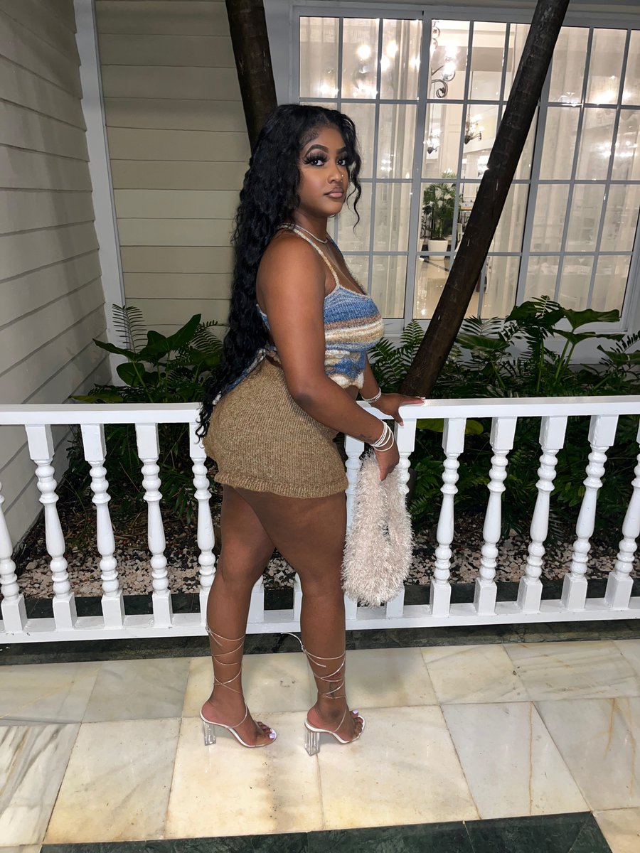 foreign__ke's tweet photo. Out the country but I fit in well, Fine Mamacita 🥰🇩🇴 https://t.co/kiCARuXzG3