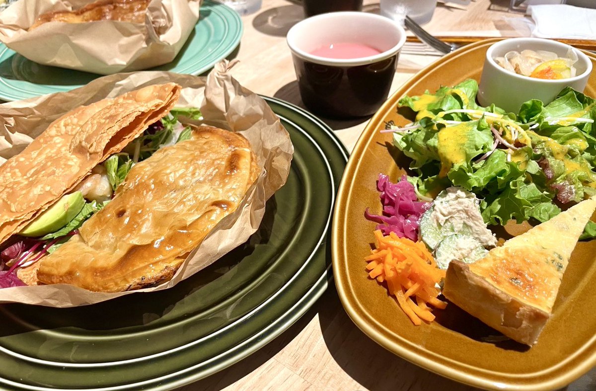 hirokyon0112's tweet photo. 昨日はお友達とずっと気になってたパイ料理のお店でランチ～🍽🥧
会った瞬間から笑いっぱなし笑
頬骨痛い痛い笑
パイもサクサクで美味しかった👍
いっぱいお喋りして、笑ってね笑
すごく楽しかったぁ‼️
大好きなお友達と楽しい時間を過ごせて幸せでした✨️✨️ https://t.co/8SjirGfzSK