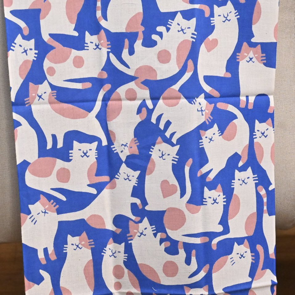 #手ぬぐいまつり2025 のんびり開催中🎐

切り絵作家オガタミホさんの新作手ぬぐい「バンザイネコ」も入荷しました！
型紙から自作した入魂の作品ですよ👍

他にも個性豊かな作家もの猫手ぬぐいが多数揃っていますのでぜひじっくりお選びください☺️

本日17:00まで、お待ちしております✨