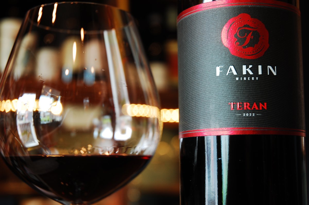adria_trade's tweet photo. 8月16日　テイスティング
Fakin Teran 2022 — ヴィニストラ プラチナ賞・95点 
大胆でエレガント。イストラの土着品種が、ブラックベリー、赤チェリー、森の果実を鮮やかに表現。
爽やかな酸、繊細なタンニン。ステンレスタンク熟成。
今すぐ楽しむもよし、10年の熟成も
＃クロアチアワイン＃赤ワイン https://t.co/2ncJ481oiW