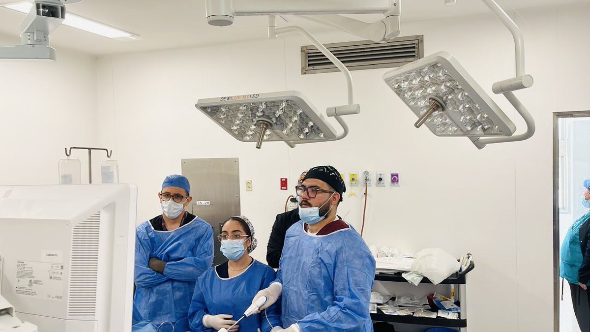 dr_blas's tweet photo. Orgulloso de nuestros residentes de Urología, quienes hoy realizaron una nefrectomía parcial laparoscópica con gran destreza. https://t.co/QQzralrBCg