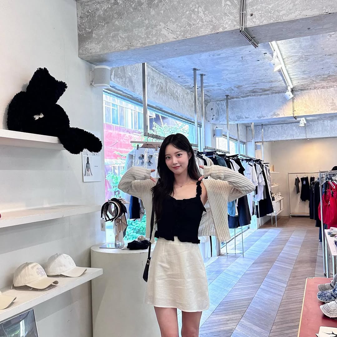 soeunyya's tweet image. Today is a happy day. The kind of day where everything feels light, laughter flows effortlessly, and memories are captured in soft frames and shared smiles.