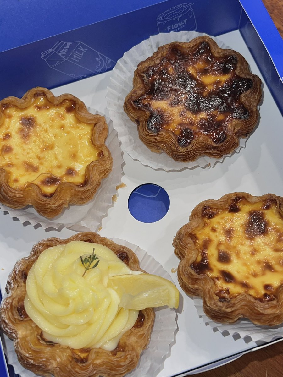 chamwy's tweet image. 📍픽베이크

에그타르트 세트랑 레몬타르트를 샀어요
비오고 해쨍쨍한 날씨에 8시간동안 들고다녔는데도
너무 파삭하고 맛있었은