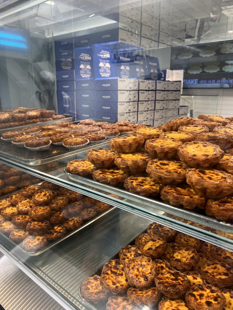 chamwy's tweet image. 📍픽베이크

에그타르트 세트랑 레몬타르트를 샀어요
비오고 해쨍쨍한 날씨에 8시간동안 들고다녔는데도
너무 파삭하고 맛있었은