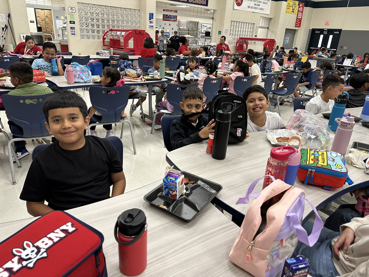 MISDMultilingue's tweet image. Kicking off the school year strong supporting 1st week of school! So great to see so many smiles from students, teachers and families @pmeseagles @ManorISD