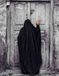 badralialotibi1's tweet photo. #تدرون_من_الـ ـرابحة؟
هي تلك التي كانت:
• في ظلّ "أبيها" مكرّمة.
• وفي كنف "زوجها" محشّمة.
• وتحت رعاية "أولادها" مُعزّزة مُقدّمة.
هي من كانت:
زينة البيت بنتاً، ثم عاموده زوجة، ثم نوره وبركتُه أمّاً.
نبتت في ستر .. وتزوجت في ستر .. وعُمّرت في ستر
ما تلطخت بمجون
ولا تبرجت بسفور
ما رآها إلا مَحْرم
ولا كُشفت منها عورة إلا بـ: حلال.
حفظت ميثاق ربّها
وتمسكت بدين نبيها
وصلّت فرضها .. وصامت شهرها .. وأطاعت بعلها
ما حملت راية فتنة … ولا قادت إلى شر
تلك -وايم الله- الرابحة.
والله إنها لـ: كرامة؛ اليوم، حين تموت المرأة وهي متمسكة بـ"الحجاب".