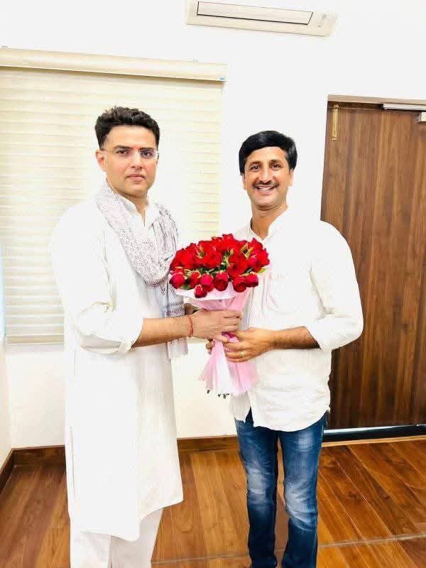 संगठन सृजन अभियान के तहत अखिल भारतीय कांग्रेस कमेटी ने विराटनगर के पूर्व विधायक मेरे बड़े भाई श्री इन्द्राज गुर्जर को अहम जिम्मेदारी देते हुए उड़ीसा प्रदेश में पर्यवेक्षक नियुक्त किया है। पर्यवेक्षक का काम जिला अध्यक्ष का चयन करना है। <a href="/IndrajGurjarinc/">Indraj Gurjar</a> <a href="/SachinPilot/">Sachin Pilot</a>