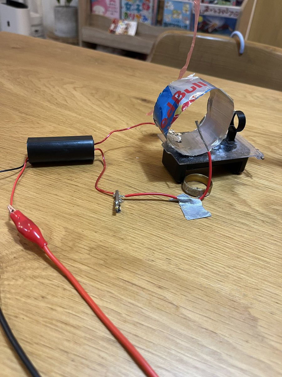 pj565's tweet photo. イオンエンジンの工作してますが全然風が出ない。何でだろ。
#ionicthruster #イオンエンジン #イオンスラスター #イオンクラフト https://t.co/mdGiMjGbae