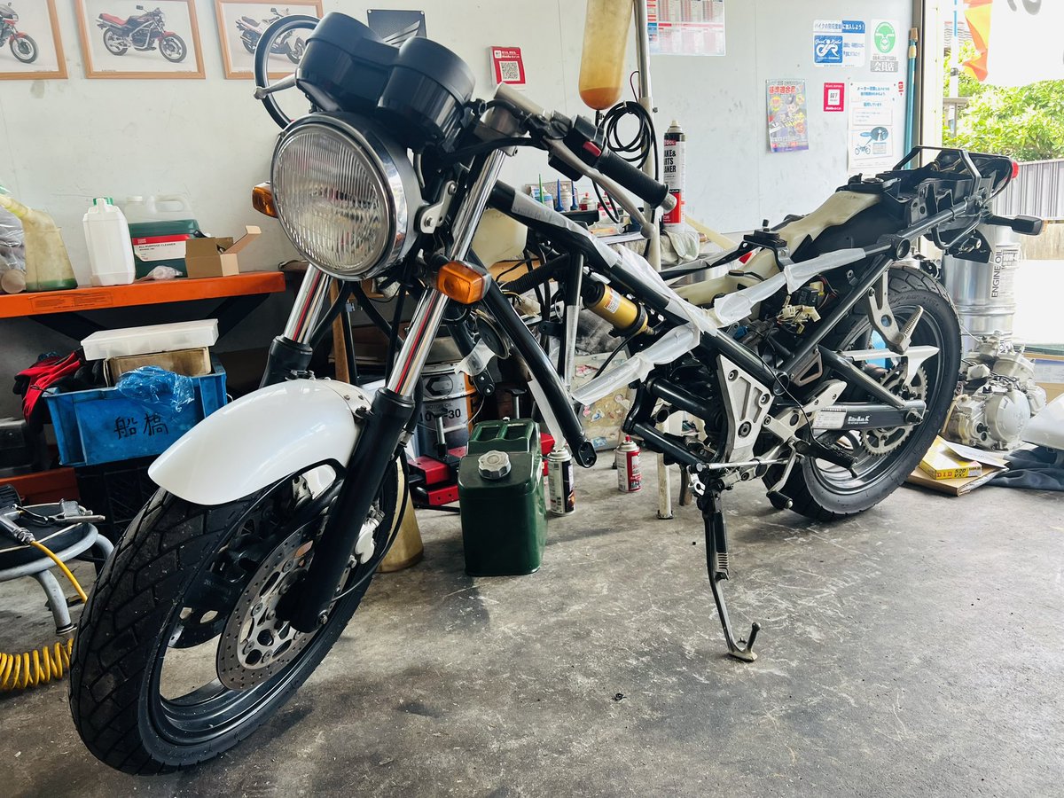 2t_project's tweet photo. 本日、市内よりR1-Z(3XC)が入庫しました!
ご依頼内容はエンジン、キャブOH、その他消耗品の交換です。
2年ほどバラした状態で放置です😢
降りてる状態だと逆に手こずりそうですが、なんとか復活させたいと思います💪
流石YAMAHAさん!純正部品殆ど出ます🙏
#r1z #3xc #2スト
#2tproject #yamaha https://t.co/VNBMJQW2Ta