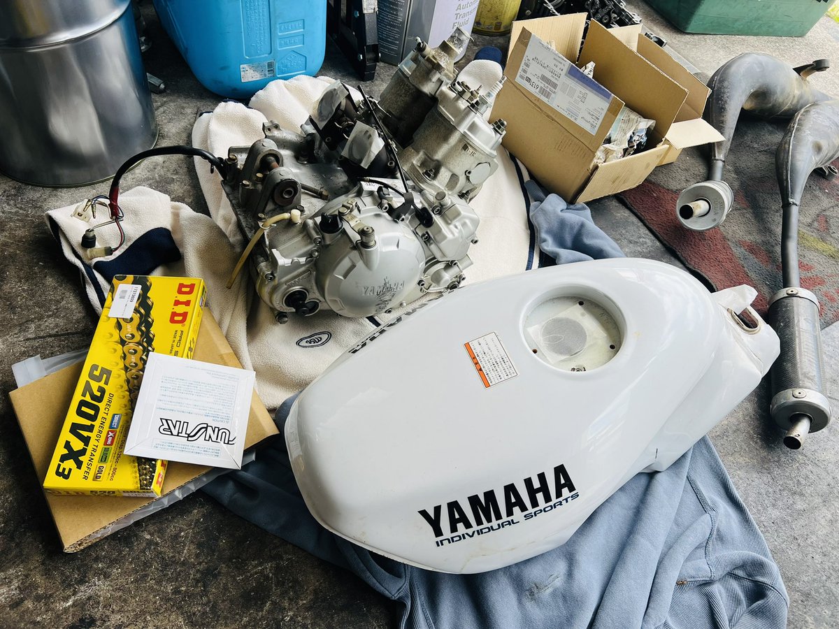 2t_project's tweet photo. 本日、市内よりR1-Z(3XC)が入庫しました!
ご依頼内容はエンジン、キャブOH、その他消耗品の交換です。
2年ほどバラした状態で放置です😢
降りてる状態だと逆に手こずりそうですが、なんとか復活させたいと思います💪
流石YAMAHAさん!純正部品殆ど出ます🙏
#r1z #3xc #2スト
#2tproject #yamaha https://t.co/VNBMJQW2Ta