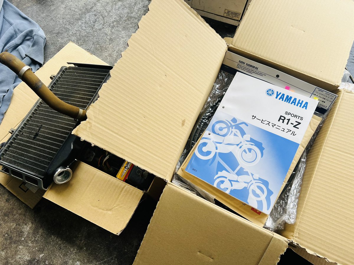 2t_project's tweet photo. 本日、市内よりR1-Z(3XC)が入庫しました!
ご依頼内容はエンジン、キャブOH、その他消耗品の交換です。
2年ほどバラした状態で放置です😢
降りてる状態だと逆に手こずりそうですが、なんとか復活させたいと思います💪
流石YAMAHAさん!純正部品殆ど出ます🙏
#r1z #3xc #2スト
#2tproject #yamaha https://t.co/VNBMJQW2Ta