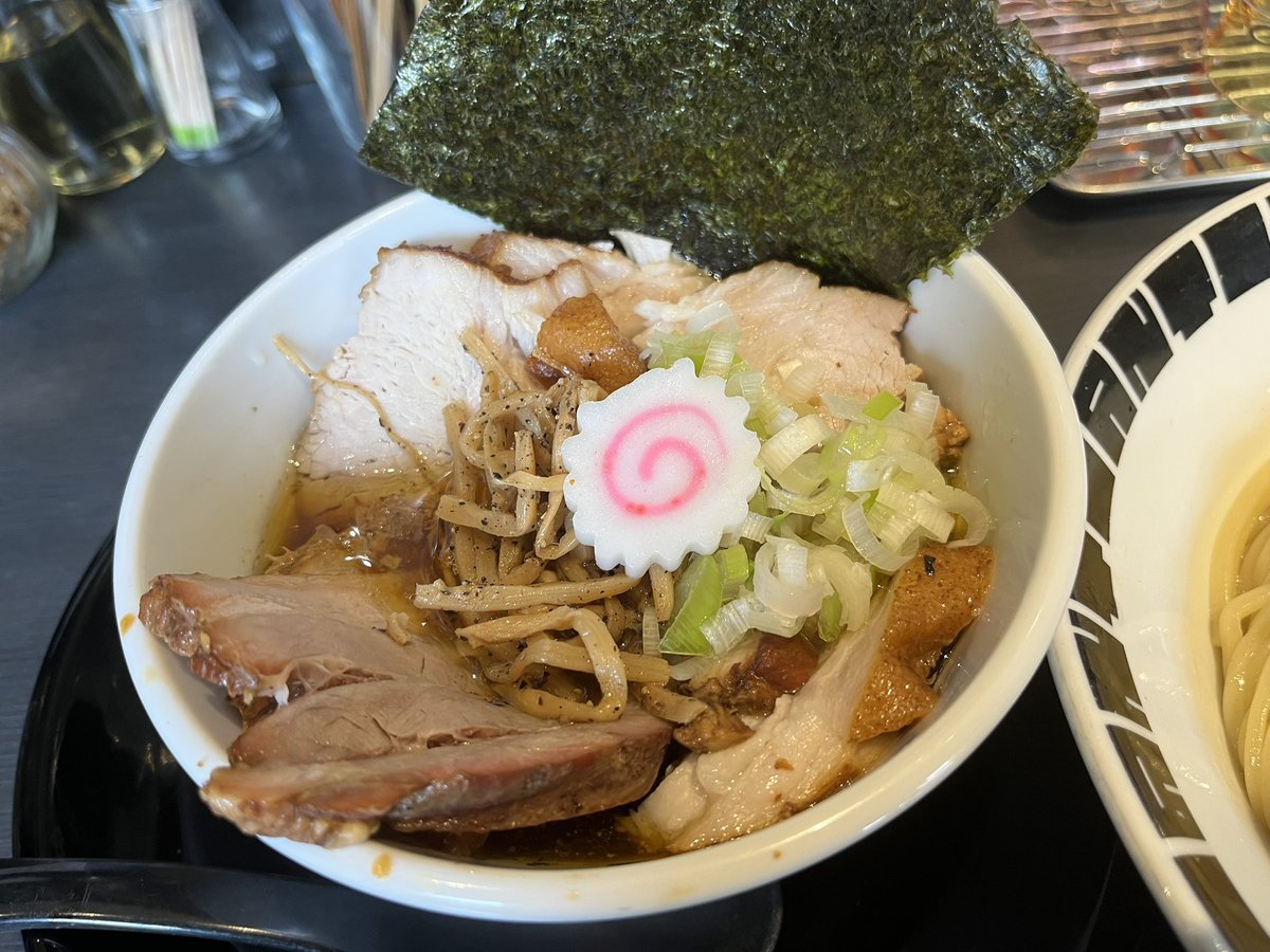 girogiro30fun's tweet photo. アンタイヌードルズさん
あっさりつけそば　チャーシュー増し

念願のヤツ食べましたよ🍜

Tシャツ受取あっさり食事！
コレは美味すぎますね〜😋
食欲落ちがちな暑い季節にペロリと完飲完食😊
激うまチャーシュー盛り盛り食べて大満足！
祭り囃子に見送られて立川経由で帰路へ🚃

ゴチそうさまでした😄 https://t.co/65ibIBOSaM