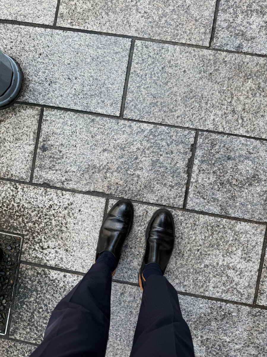 aironhed_tsujii's tweet photo. 神保町歩いとったら道に水撒かれとってな。ほならな。この道のブロックの板が1枚グラグラやってな。俺が踏んだとこがシーソーみたいにカツーンと外れてな。中に溜まってた水がもの凄い跳ねてな。靴と靴下びしょびしょなったがな。誰に言うたらええのこれ？ https://t.co/3aXyBMMOQp