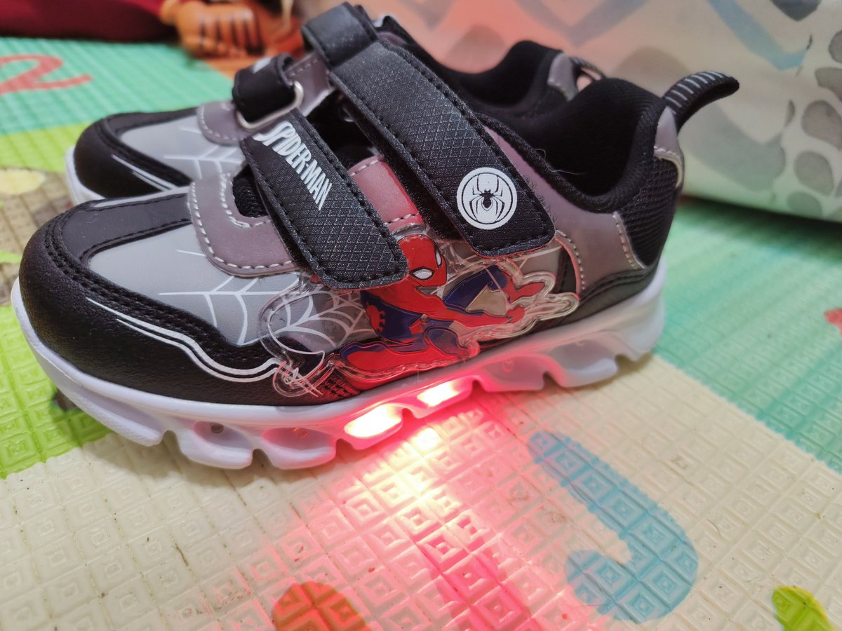 GordoLeyes's tweet photo. Le compré unas zapatillas con luces al enano. De esas que cuando era chiquito siempre quise y no pude tener. A lo mejor es una pavada, pero emocionalmente es muy significativo poder darle todas las cosas que nunca pude tener y más. Por suerte quedó chocho. https://t.co/Orh3O3IQYs