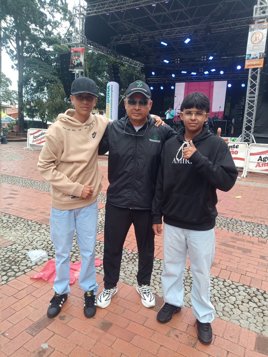 HuertaTanques's tweet photo. MIS AGRADECIMIENTOS A MATIAS Y THOMAS POR SU AMABILIDAD JERICOANA, EN EL FESTIVAL DE LA COMETA 2025, JERICO ANTIOQUIA COLOMBIA. #legadomht #siempreconsuslideres  @Juan_EspinalR @AlvaroUribeVel @AGAColombia @GobAntioquia @AntioquenoFLA https://t.co/UJdmOZsg9s