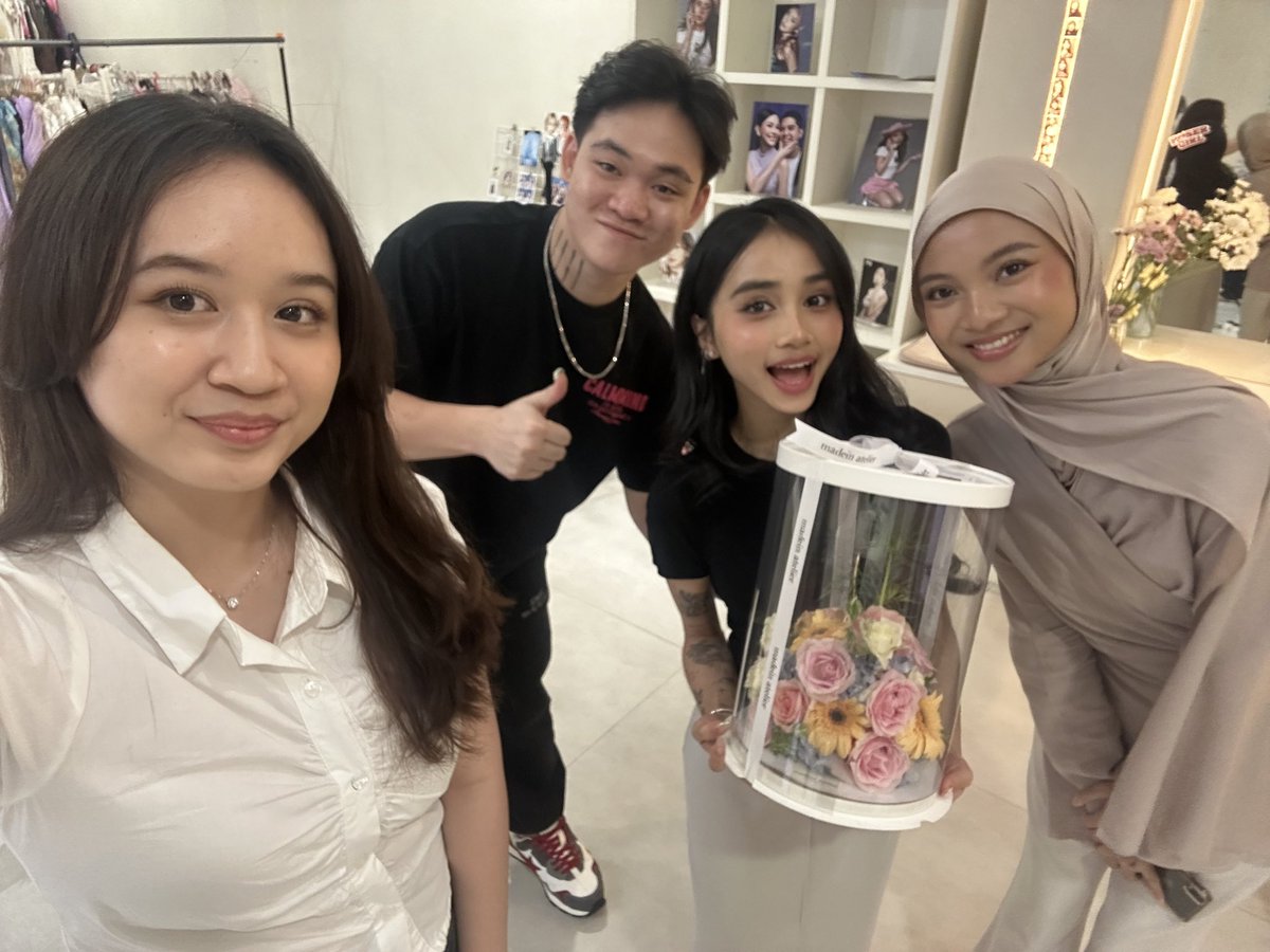 guys cia cantik banget di real life, dan hasil shoot kmrn bener bener cantik bgt🥹🌸 she really liked my flower cake &amp; decor toooo