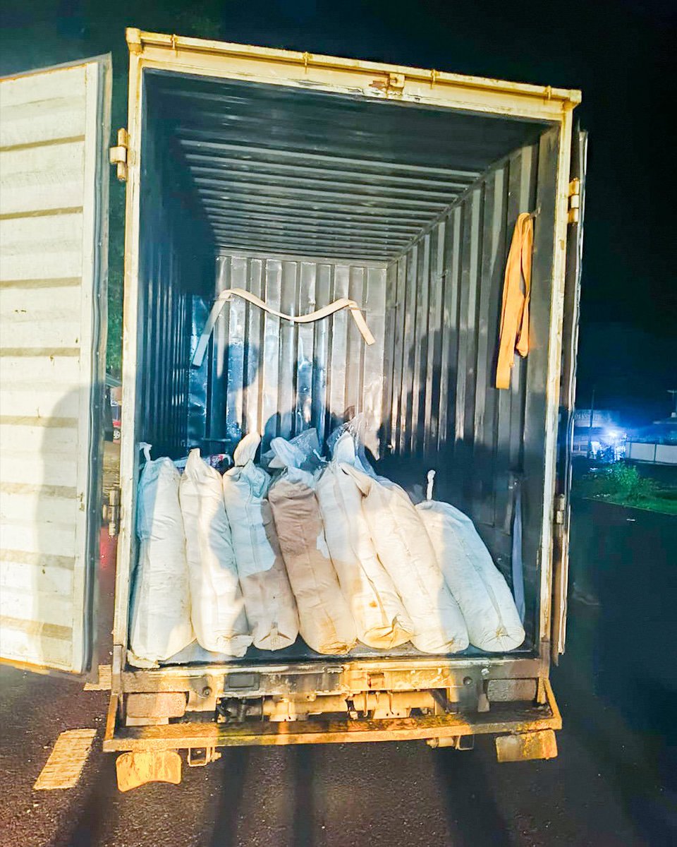 visrane's tweet photo. We are determined to ensure safe food for every Goan. In line with this mission, the FDA team conducted a night-long inspection at Mollem check post on 14th August. Several non-compliant consignments which included 150 kg confectionery, 30 kg fryums, 300 kg jaggery, 100 kg khawa, and 80 kg paneer which was without proper labelling, were confiscated. Surveillance samples have been sent for analysis, reaffirming our zero-tolerance approach to unsafe and misbranded food entering Goa.
#FDAGoa #FDARaids #foodsafety #safefood #healthygoa #mollem