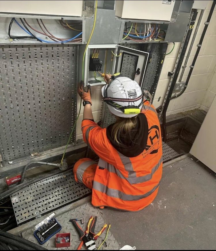 anaisabella234's tweet image. The pressure, they’ll all turn into pride.
keep going.
Your future self is already proud 🤍🧰 #electricalengineer