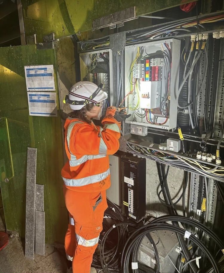 anaisabella234's tweet image. The pressure, they’ll all turn into pride.
keep going.
Your future self is already proud 🤍🧰 #electricalengineer