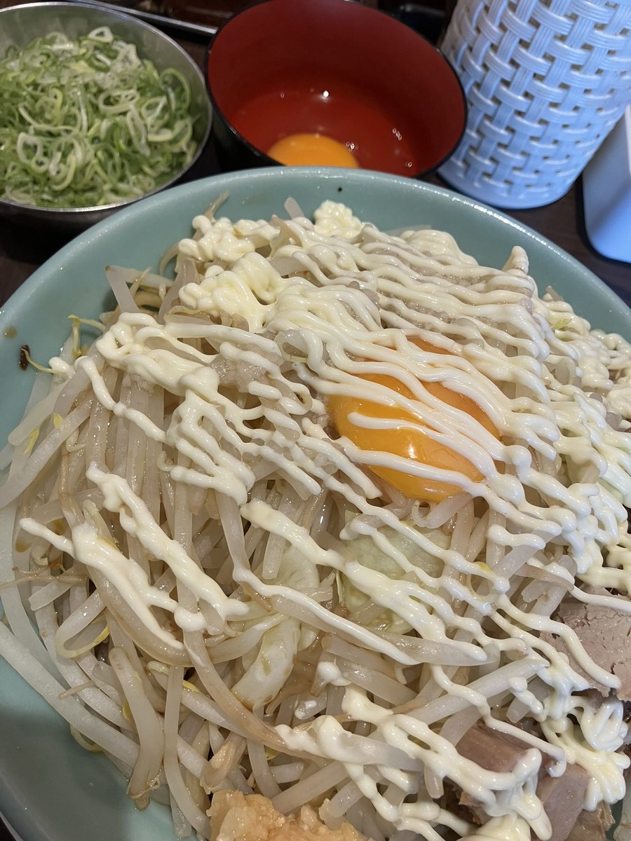 menzukinakachan's tweet photo. 本日の麺活♪『ダントツラーメン岡山一番店 混ぜラーメン中 生卵 マヨネーズ 刻み葱』1330円
刻み🧄
今日は久々にダントツ🍜さんへ♪
🍜５日振り😆♪
冷やし🍜と迷いましたがマイ鉄板メニューの混ぜ🍜をチョイス
バッチリ醤油の効いたスープに生卵ですき焼き食べが👍
マヨと🧄で背徳♪😆
満足♪ごち😋 https://t.co/R5ISaW9aOP