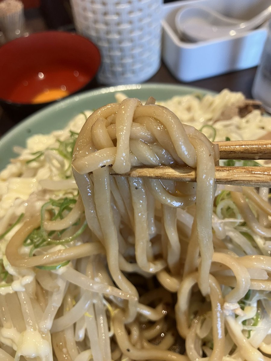 menzukinakachan's tweet photo. 本日の麺活♪『ダントツラーメン岡山一番店 混ぜラーメン中 生卵 マヨネーズ 刻み葱』1330円
刻み🧄
今日は久々にダントツ🍜さんへ♪
🍜５日振り😆♪
冷やし🍜と迷いましたがマイ鉄板メニューの混ぜ🍜をチョイス
バッチリ醤油の効いたスープに生卵ですき焼き食べが👍
マヨと🧄で背徳♪😆
満足♪ごち😋 https://t.co/R5ISaW9aOP