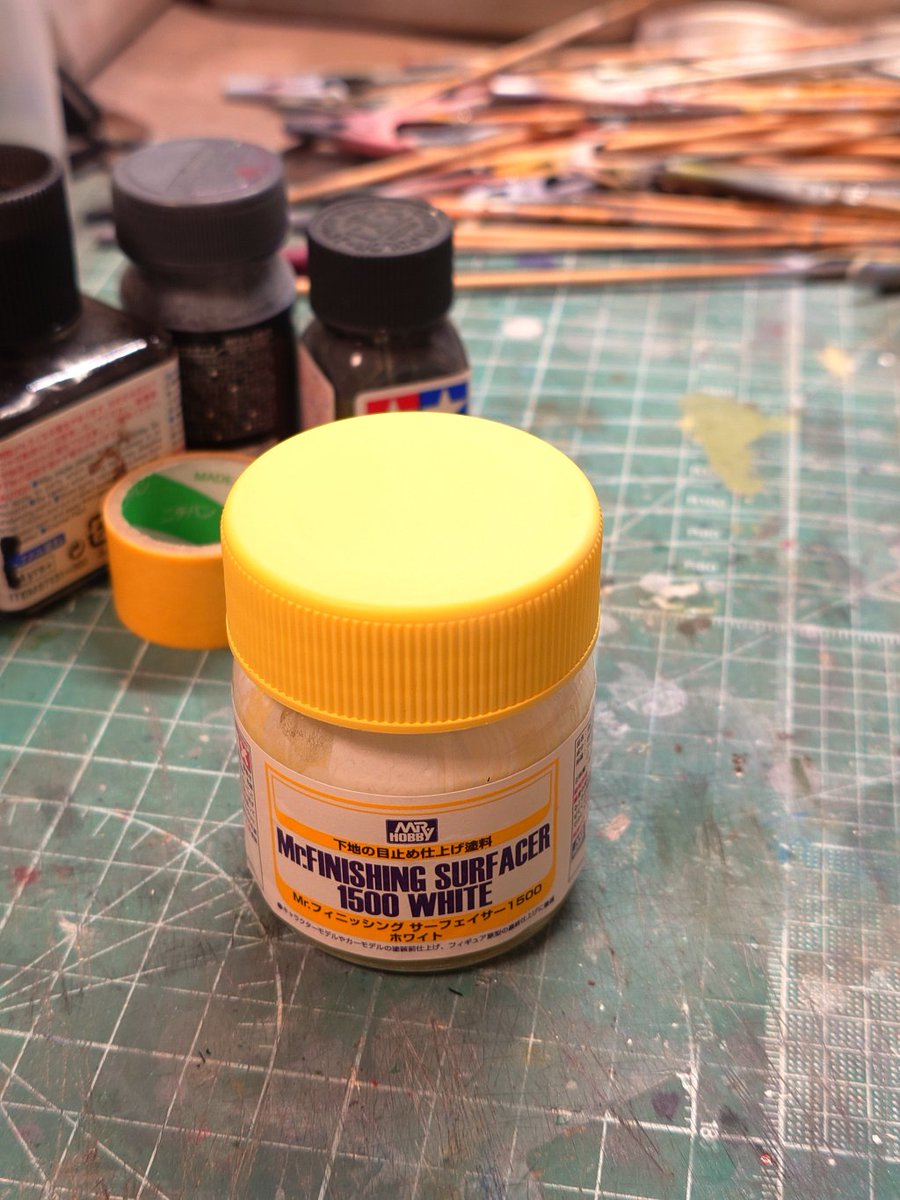 瓶の底に白サフがちょっとだけ残ったので、キアライエローを足して黄色サフとして増やしてみた。
分かりやすくするためにフタを塗ってみた。
かわいい。