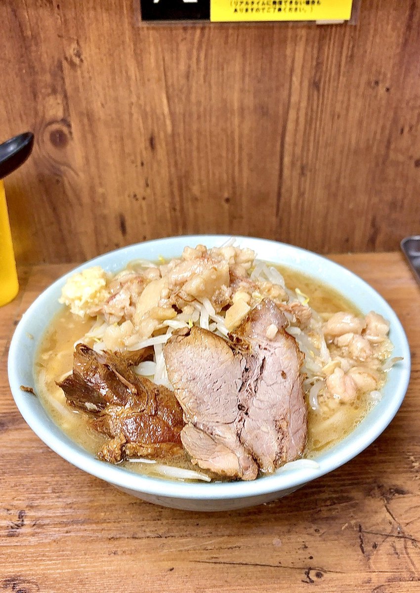 ラーメン二郎　池袋東口店
小ラーメン950円　ニンニクアブラ

池袋店さん初訪問です。
重くない微乳化スープが美味しい！
量も丁度よく店内も涼しくて良いですね
次は麺硬めにしようかな
ご馳走様です