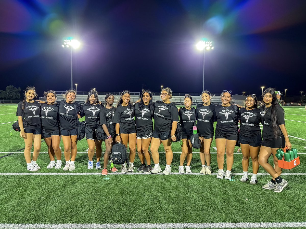 First scrimmage ✅ 

Our Student Trainers showed up big time in the heat today! 🏈

Every single one worked hard and gave their best. Proud of this crew and excited for the season ahead! ⚕️