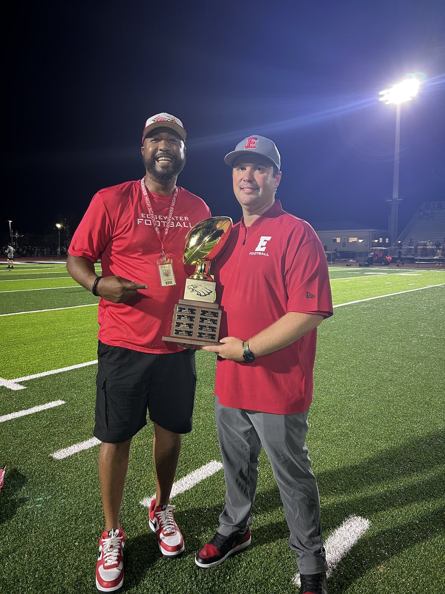 EdgewaterAD's tweet photo. Edgewater 36 - Bishop Moore 27

The Battle of College Park is won by Edgewater again and the trophy stays at 3100 Edgewater Dr. 

Let’s GO EAGLES!!!
@EdgewaterFB https://t.co/wzGbDjAhl5